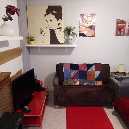 Guesthouse Familial Pour 2,3,4 Personnes De 44M2- Accessible Handic -Rez De Chaussee-Vues Sur Rue Et Patio Prive - Sejour, Chambre Separee-Cuisine,Salle De Bain,Lit Double Et Canape-Lit 2Pers-Entree De La Rue Berzelius-5 Minutes Du Metro Brochant-Lig Paris Extérieur photo