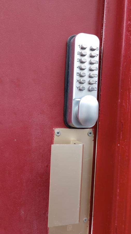 Guesthouse Familial Pour 2,3,4 Personnes De 44M2- Accessible Handic -Rez De Chaussee-Vues Sur Rue Et Patio Prive - Sejour, Chambre Separee-Cuisine,Salle De Bain,Lit Double Et Canape-Lit 2Pers-Entree De La Rue Berzelius-5 Minutes Du Metro Brochant-Lig Paris Extérieur photo