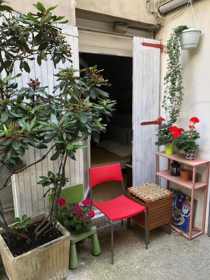 Guesthouse Familial Pour 2,3,4 Personnes De 44M2- Accessible Handic -Rez De Chaussee-Vues Sur Rue Et Patio Prive - Sejour, Chambre Separee-Cuisine,Salle De Bain,Lit Double Et Canape-Lit 2Pers-Entree De La Rue Berzelius-5 Minutes Du Metro Brochant-Lig Paris Extérieur photo