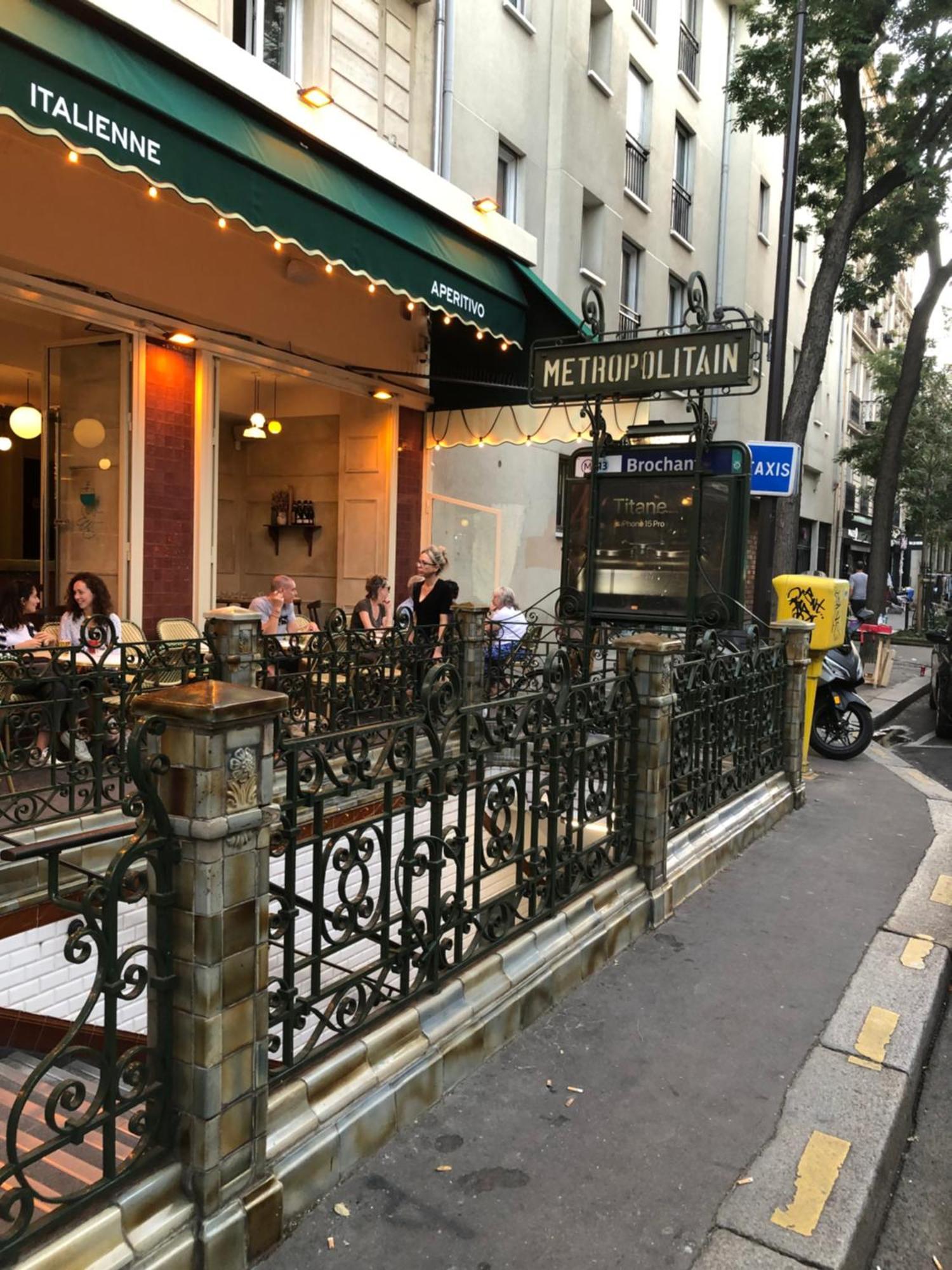Guesthouse Familial Pour 2,3,4 Personnes De 44M2- Accessible Handic -Rez De Chaussee-Vues Sur Rue Et Patio Prive - Sejour, Chambre Separee-Cuisine,Salle De Bain,Lit Double Et Canape-Lit 2Pers-Entree De La Rue Berzelius-5 Minutes Du Metro Brochant-Lig Paris Extérieur photo