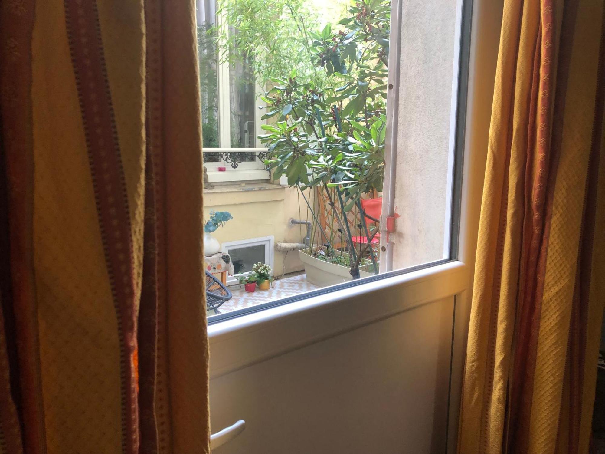 Guesthouse Familial Pour 2,3,4 Personnes De 44M2- Accessible Handic -Rez De Chaussee-Vues Sur Rue Et Patio Prive - Sejour, Chambre Separee-Cuisine,Salle De Bain,Lit Double Et Canape-Lit 2Pers-Entree De La Rue Berzelius-5 Minutes Du Metro Brochant-Lig Paris Extérieur photo