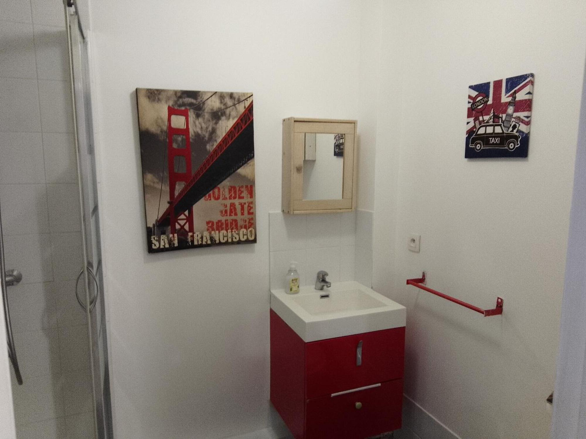 Guesthouse Familial Pour 2,3,4 Personnes De 44M2- Accessible Handic -Rez De Chaussee-Vues Sur Rue Et Patio Prive - Sejour, Chambre Separee-Cuisine,Salle De Bain,Lit Double Et Canape-Lit 2Pers-Entree De La Rue Berzelius-5 Minutes Du Metro Brochant-Lig Paris Extérieur photo