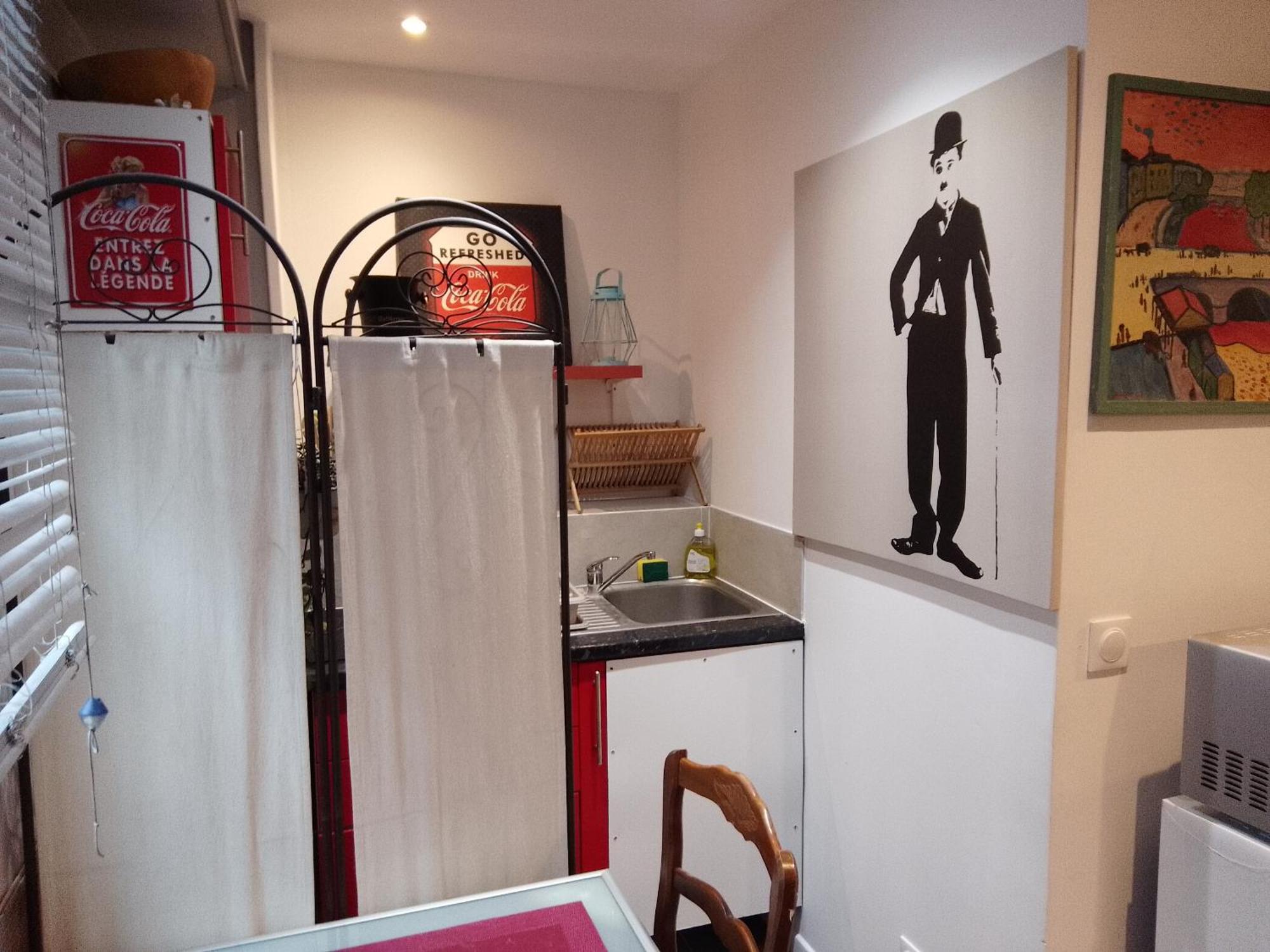 Guesthouse Familial Pour 2,3,4 Personnes De 44M2- Accessible Handic -Rez De Chaussee-Vues Sur Rue Et Patio Prive - Sejour, Chambre Separee-Cuisine,Salle De Bain,Lit Double Et Canape-Lit 2Pers-Entree De La Rue Berzelius-5 Minutes Du Metro Brochant-Lig Paris Extérieur photo